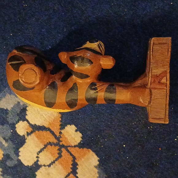 Vintage wooden hand carved figurine of Tigger from Winnie the Pooh - Picture 3 of 3